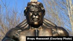 Памятник Халку в Омске