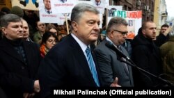Порошенко раніше заявляв, що справи, в яких він фігурує, інспіровані колишнім першим заступником голови адміністрації президента-втікача Януковича Андрієм Портновим