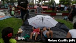 Djeca u izbjegličkom karavanu nakon što su stigli u Meksiko