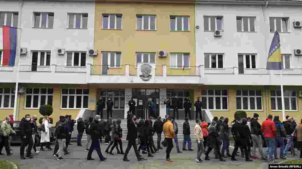 U Doboju je na izborni dan bilo burno, uz protest opozicije jer njihovim posmatračima nije dozvoljen ulazak na glasačka mjesta. Zatraženo je poništavanje izbora i pobacane su posmatračke akreditacije.&nbsp;