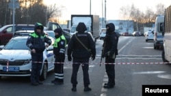 Pripadnici policije kod mesta gde su u ekploziji poginula dva policajca i još jedna osoba, Moskva, 24. decembar 2025.