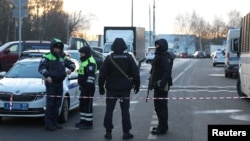 Ofițerii de poliție blochează drumul în apropierea locului unde doi polițiști și o altă persoană au fost uciși într-o explozie la Moscova, Rusia, pe 24 decembrie 2025.