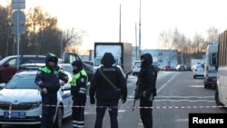 პოლიციის თანამშრომლები მოსკოვში მომხდარი აფეთქების ადგილთან. 2025 წლის 24 დეკემბერი