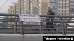 Плакат на мосту Ахмата Кадырова в Санкт-Петербурге. Фотография из телеграм-канала "Слово защите"