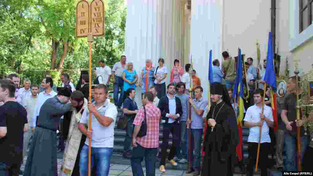 Preoți și enoriași în scuarul Catedralei Metropolitane