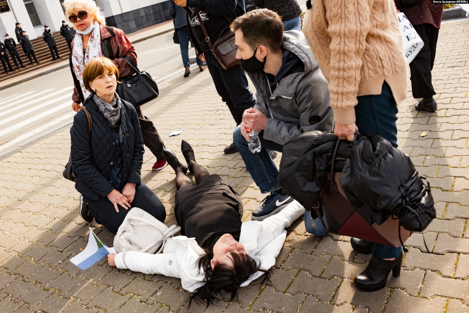 Девушка без сознания. Разгон митинга в Хабаровске 10 октября. Девушка без сознания на улице.