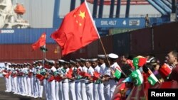 Pakistanda harby türgenleşiklere gatnaşmak üçin baran Hytaýyň harby deňiz güýçlerini garşy almak boýunça dabara, Karaçi, 9-njy fewral, 2017