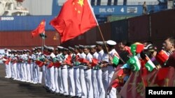 Hytaý maşgalalary we Pakistanyň harby deňizçileri Hytaýyň harby gämisini garşy alýarlar, Karaçi, 9-njy fewral, 2017