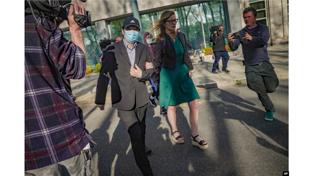 17 aprilie: Lu Jianwang părăsește tribunalul din Brooklyn după ce a fost acuzat că a condus la New York o secție de poliție clandestină în numele guvernului chinez.