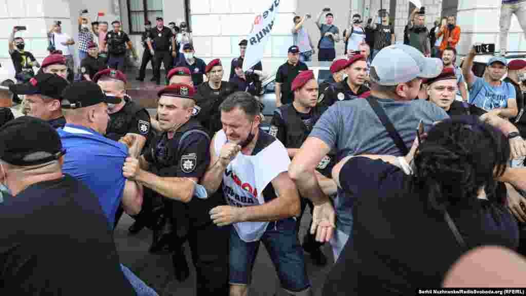 На Майдані Незалежності і Європейській площі сталася штовханина між учасниками акції і поліцією. &nbsp; 