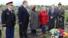 Ускладаньне кветак да магілы героя сустрэчы на Эльбе Аляксандра Сільвашкі