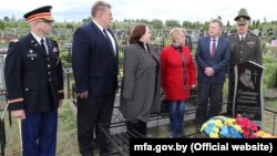 Ускладаньне кветак да магілы героя сустрэчы на Эльбе Аляксандра Сільвашкі