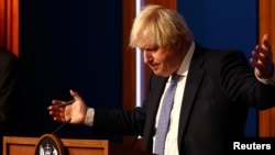 Boris Johnson sajtótájékoztatót tart Londonban 2021. december 8-án