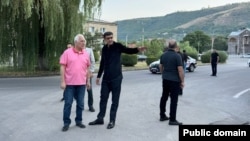 Նախագահ Վահագն Խաչատուրյանը և համայնքապետ Առուշ Առուշանյանը Գորիսում, 23-ը օգոստոսի, 2025թ., լուսանկարը՝ նախագահականի