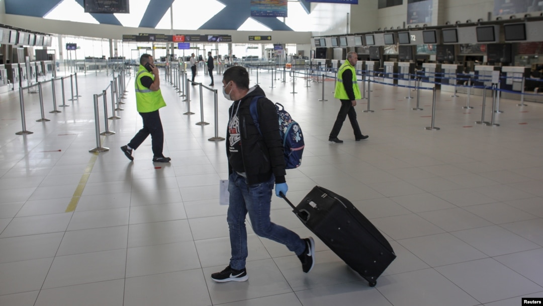 Unii pasageri se plâng de condițiile sanitare ale testelor rapide făcute pe Aeroportul Otopeni.