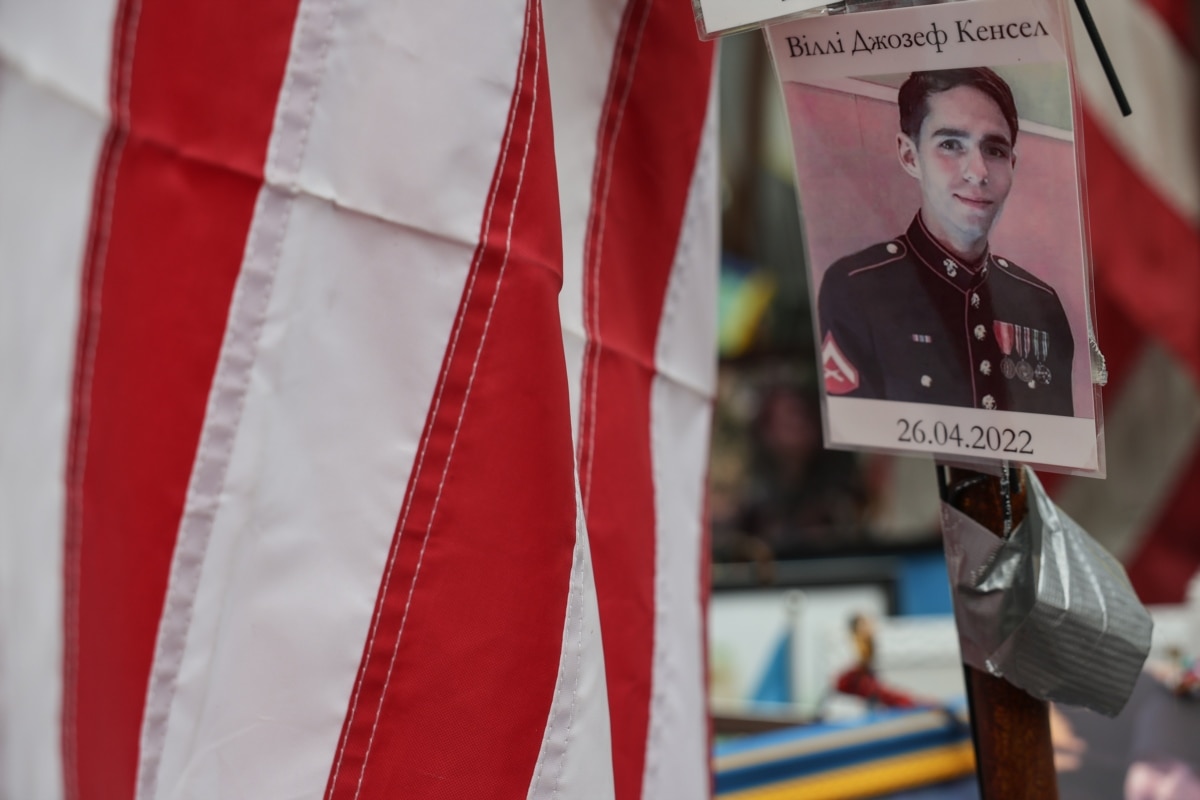 Першим американцем, про загибель якого<a href="https://www.washingtonpost.com/national-security/2022/05/05/willy-cancel-american-killed-in-ukraine/" class="wsw__a"> стало відомо</a>, був 22-річний ветеран морської піхоти США Віллі Джозеф Кенсел. Навесні 2022 року він вступив до Інтернаціонального легіону України та загинув під час бойового завдання. Побратими наголошували, що він був саме добровольцем, а не найманцем, як це намагалися представити російські представники.<br><br>На фото: портрет Джозефа Кенсела на народному меморіалі пам’яті на майдані Незалежності в Києві, червень 2026 року<br><br>