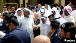 Քուվեյթի էմիրը (կենտրոնում) ահաբեկչությունից հետո այցելում է Իմամ Սադեկ մզկիթ, 26-ը հունիսի, 2015թ․