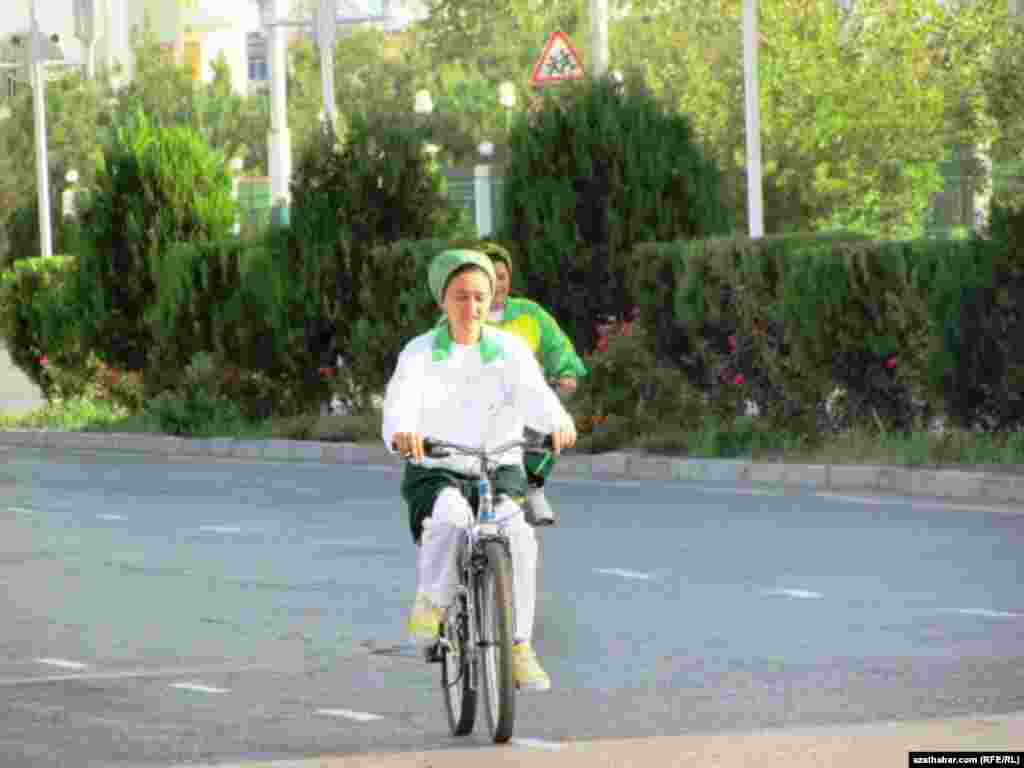 Tigir sürüp barýan türkmen zenany