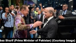 د ماليزيا وزيراعظم انور ابراهيم د اکتوبر پر پينځمه په کوالالمپور کې د خپل پاکستاني سيال شهباز شريف هرکلی کوي.