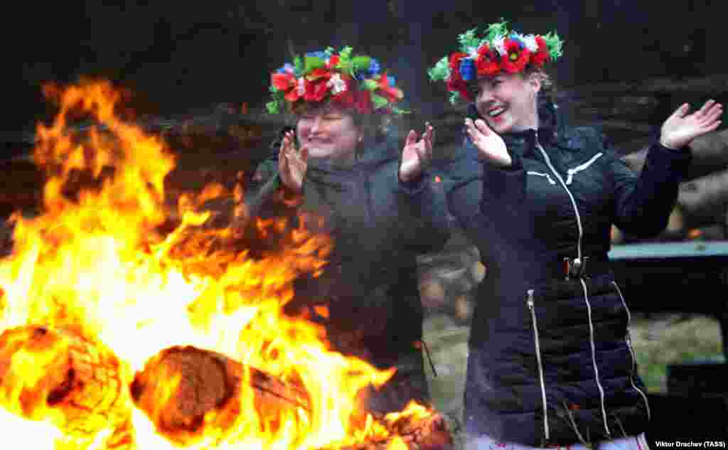 Жанчыны ў вянках з кветак падчас сьвята &bdquo;Дзеда Мароза&ldquo; ў Беларусі.