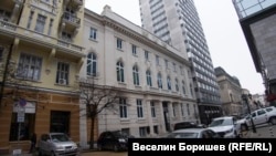  Сградата на Министерството на превоза (високата стъклена), издигната върху земя на СБУ. До нея е постройката на някогашната Балканска банка. 