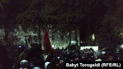 Протестующие у здания ГКНБ Кыргызстана.