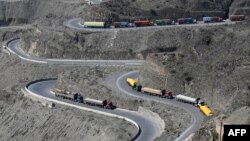 د پاکستان او افغانستان ترمینځ د شخړې له وجې تورخم ته پر تلونکې لاره ګڼې لارۍ ولاړې دي - د فبرورۍ ۲۸مې انځور.