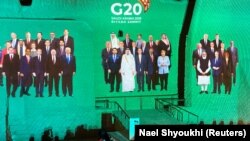 „Семејна фотографија“ за годишниот самит на Г20, проектирана на палатата Салва во Ат-Тураиф, Саудиска Арабија, 20 ноември 2020 година.