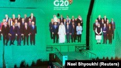 Grupna fotografija učesnika samita G20 projektovana na zidu palate Salwa u At-Turaifu, Dirijah, 20. novembar