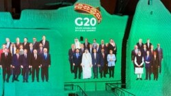 Grupna fotografija učesnika samita G20 projektovana na zidu palate Salwa u At-Turaifu, Dirijah, 20. novembar