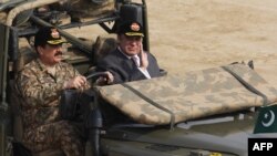 Прем'єр-міністр Пакистану Наваз Шаріф (справа) разом з генералом армії Пакистану Рахілем Шаріфом, 16 листопада 2016 року