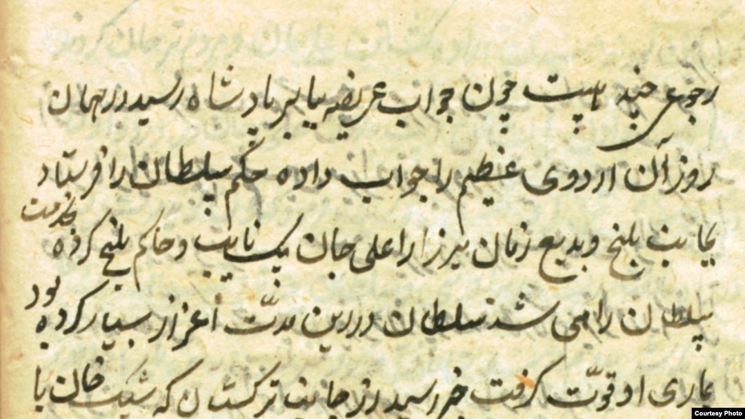 Қанатты татуировкасы бар порноактриса