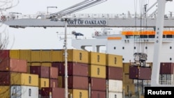 FOTO DE ARHIVĂ: Containere de transport maritim în portul Oakland, California.