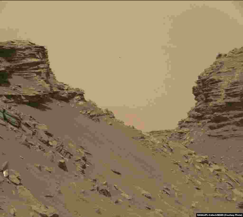 سطوح شیبدار و بیرون زدگی&zwnj;های سطح مریخ در منطقه "Murray Buttes"