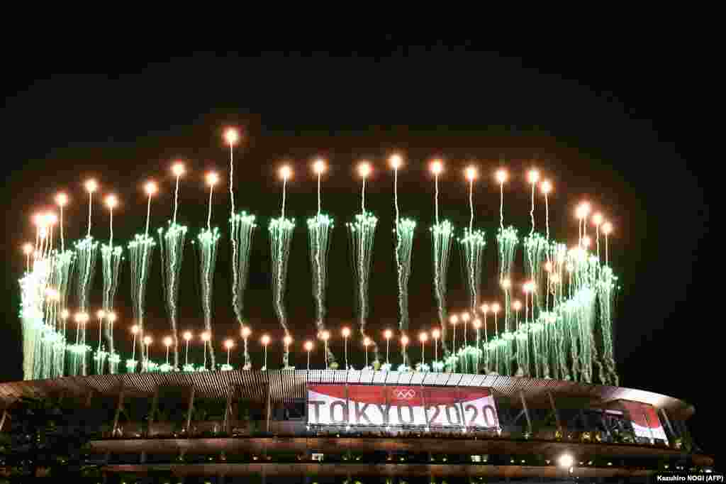 Фейерверк над олимпийским стадионом в Токио