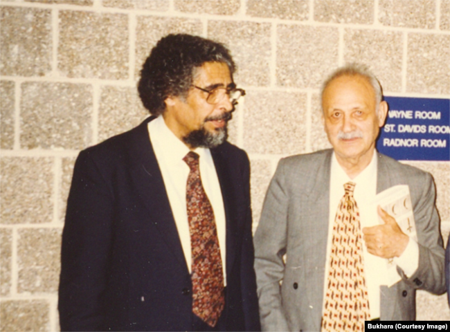 جلیل دوستخواه در کنار عبدالحسین زرین‌کوب، عکس از مجله بخارا