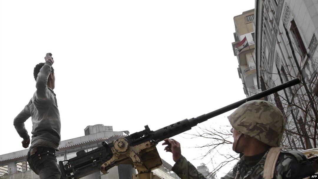 Каирдиктер аскерлерге айбат кылууда. 2011-жылдын 31-январы. AFP. 