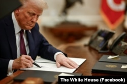 Președintele Trump a semnat mai multe ordine executive în prima sa zi de mandat, printre care și cel privind suspendarea asistenței externe a SUA pentru 90 de zile.