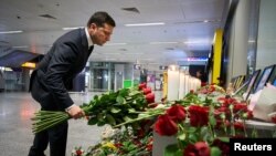 Владимир Зеленский Киев аэропортунда учактын курмандыктарын эскерип жатат 