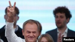 Donald Tusk, a legnagyobb ellenzéki csoportosulás, a Polgári Koalíció vezetője az exit poll eredmények ismertetése után Varsóban 2023. október 15-én