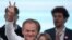 Donald Tusk, a legnagyobb ellenzéki csoportosulás, a Polgári Koalíció vezetője az exit poll eredmények ismertetése után Varsóban 2023. október 15-én