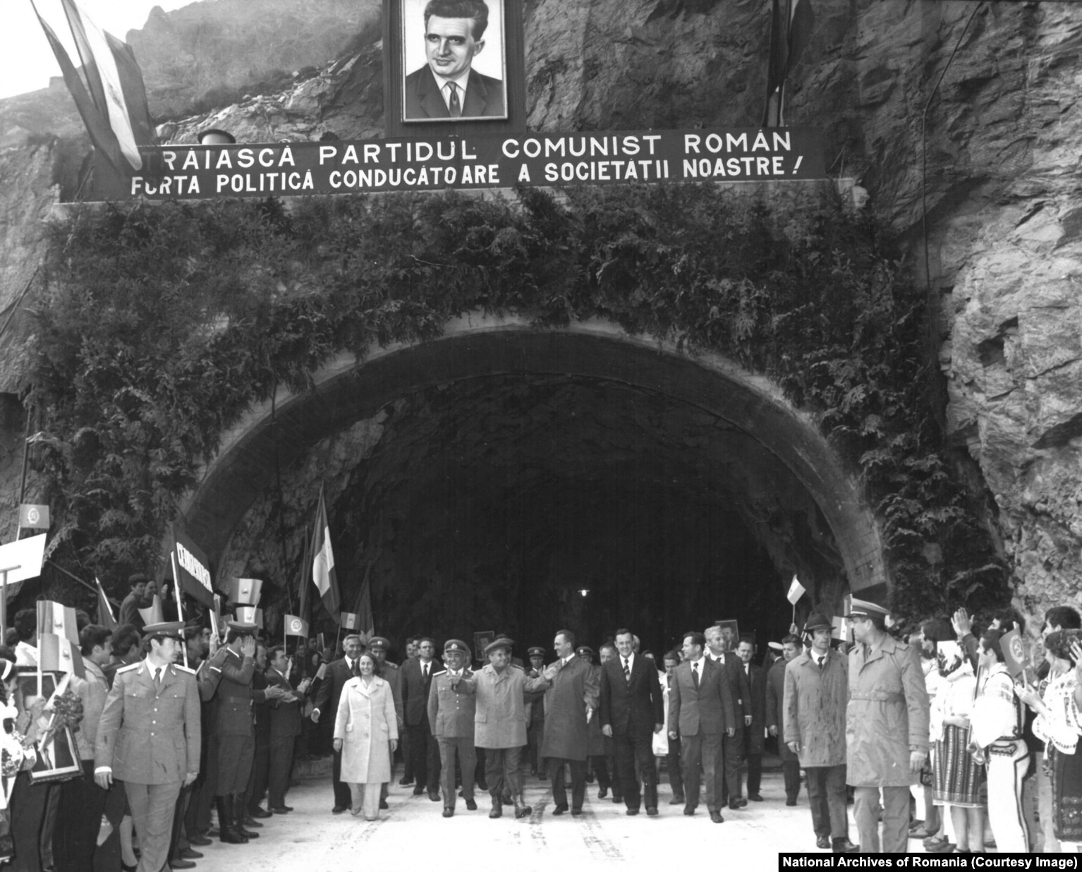 Nicolae dhe Elena Ceausescu marrin pjesë në hapjen zyrtare të Transfagarasan-it më 20 shtator 1974. Në mbishkrimin propagandistik thuhet: "Rroftë Partia Komuniste, forca kryesore politike në shoqërinë tonë".