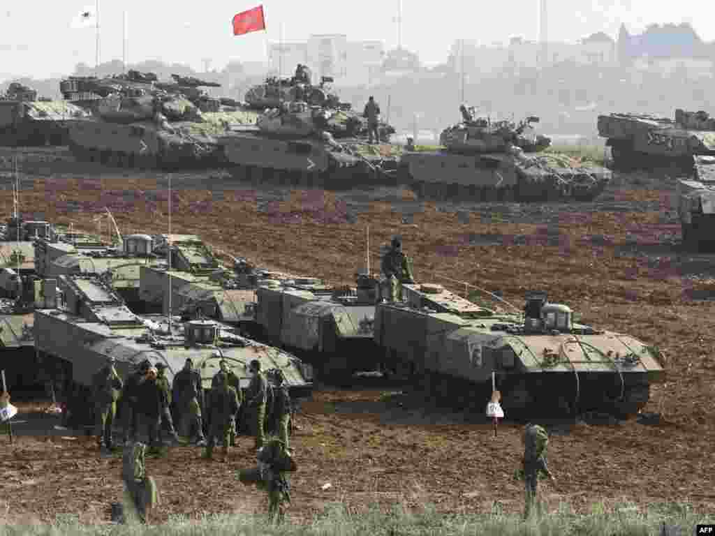 Izreal - Izrealski vojnici patroliraju granicom.