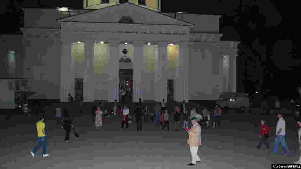 Lumină din Lumină - enoriaşii duc acasă Focul Haric adus de la Ierusalim