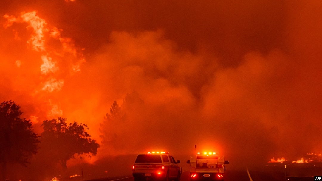 Focul se deplasează către autostrada 36, ​​în timp ce incendiul din Park continuă să ardă lângă Paynes Creek, în Tehama County, California - 26 iulie 2024.