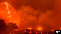 Focul se deplasează către autostrada 36, ​​în timp ce incendiul din Park continuă să ardă lângă Paynes Creek, în Tehama County, California - 26 iulie 2024.