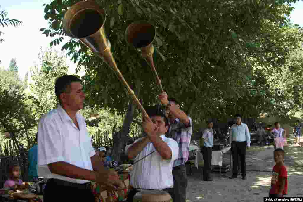 Перед началом торжества и утренним пловом выступают музыканты, которые играют на народных инструментах, таких как карнай.