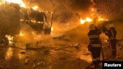 Vatrogasci gase požar na skladištu u selu Murovane, pokraj Lavova, Ukrajina, 6. septembra 2024.