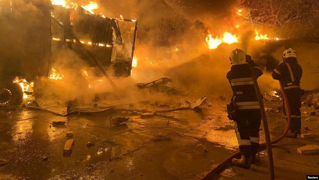 Pompierii încearcă să stingă un incendiu în Liov, declanșat de atacuri aeriene rusești. 6septembrie 2024.