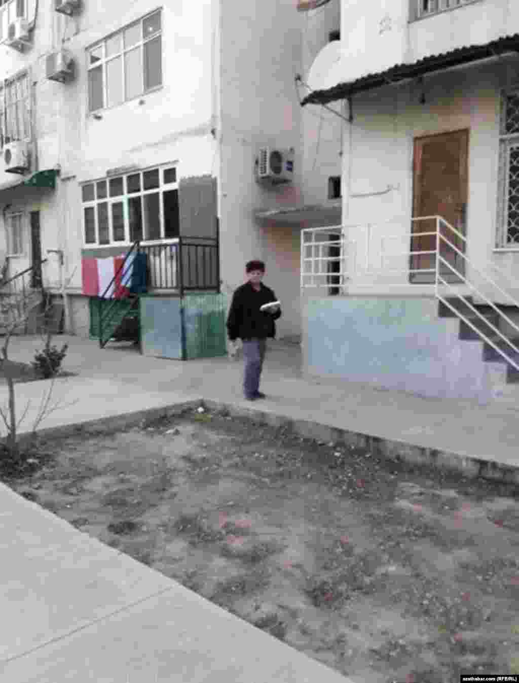 Aşgabadyň etrapçalarynyň birininden ýöräp barýan ýaşuly